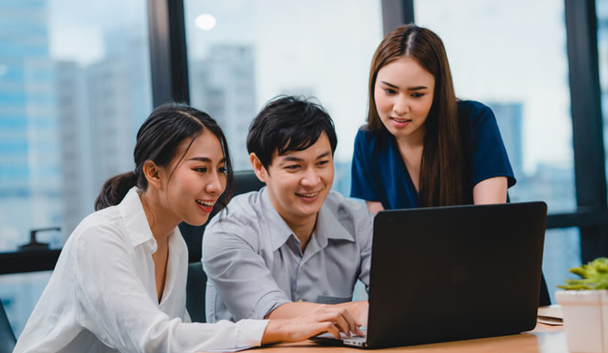 colleagues discussing work